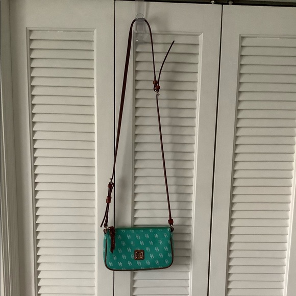 Dooney and Bourke cross body bag. - Picture 2 of 9